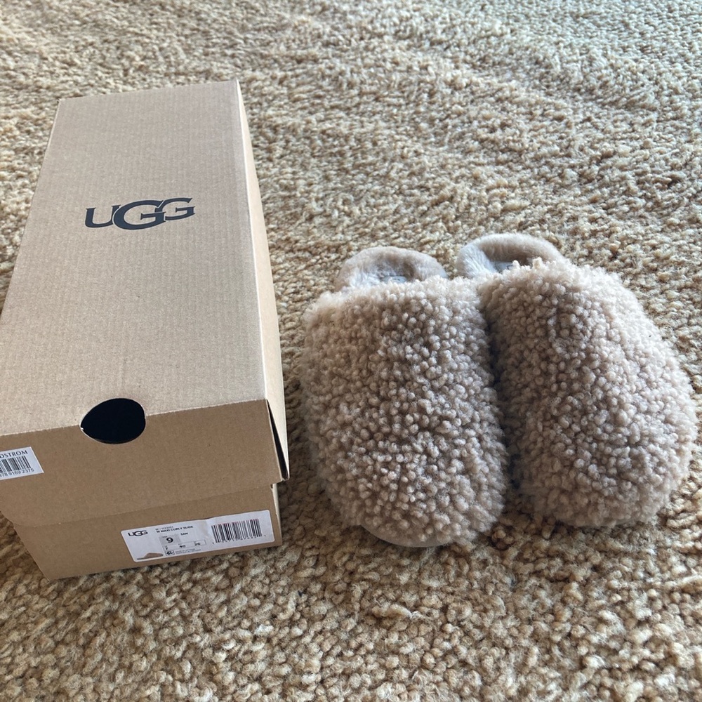 UGG maxi curly slides